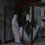 نیروهای اورژانس در حال خارج کردن جسد غلامرضا منصوری از هتل