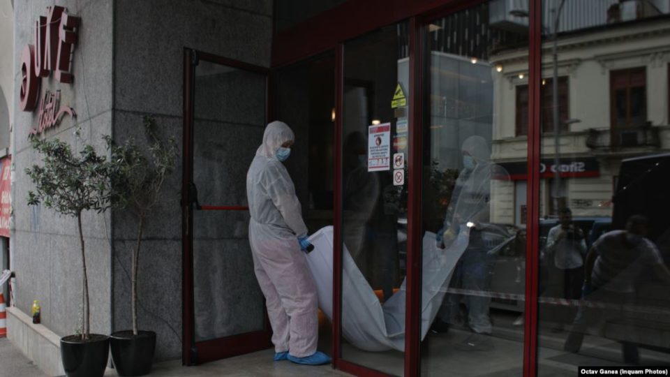 نیروهای اورژانس در حال خارج کردن جسد غلامرضا منصوری از هتل