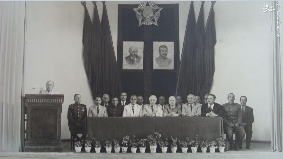 سران فرقه دموکرات آذربایجان (تشکیلات دست‌نشانده‌ی شوروی) زیر عکس لنین و استالین