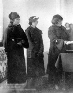 همسر و دختران رضاشاه در اوّلین مراسم 17 دی 1314